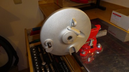 Vorderrad: Bremsschild mit eingesetztem Bremsschlüssel.